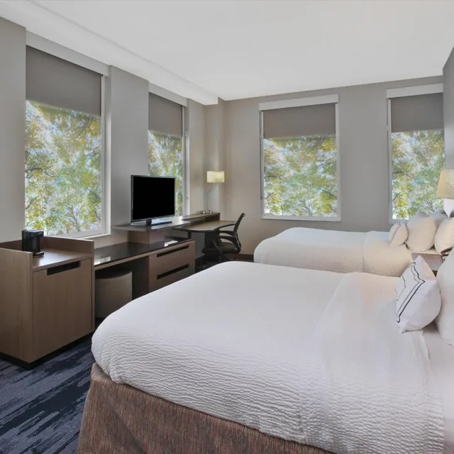 غرفة بسريرين كوين بحوض استحمام لذوي الإعاقة، Fairfield Inn Suites Milwaukee Downtown 1/4