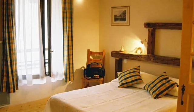 غرفة بسرير مزدوج وسريرين منفصلين بحوض استحمام، Auberge D Anthy 1/1