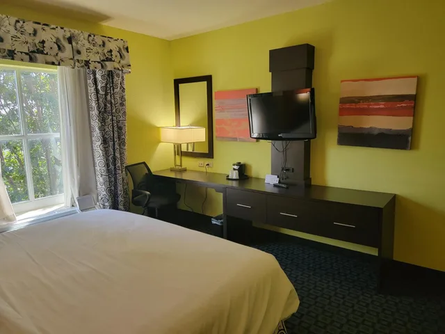 جناح لذوي الإعاقة، Holiday Inn Garland 8/10