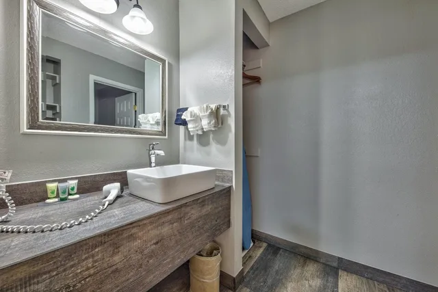 غرفة بسرير كينج، Lake Ridge Hotel 10/10
