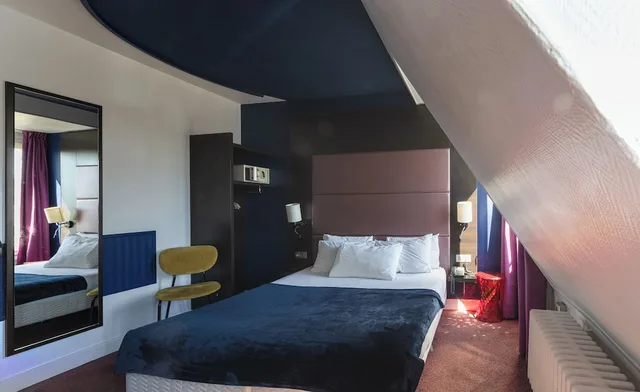 غرفة عائلية رباعية بسرير مزدوج وسريرين منفصلين، Accueil Hotel Paris Pigalle Montmartre 5/10