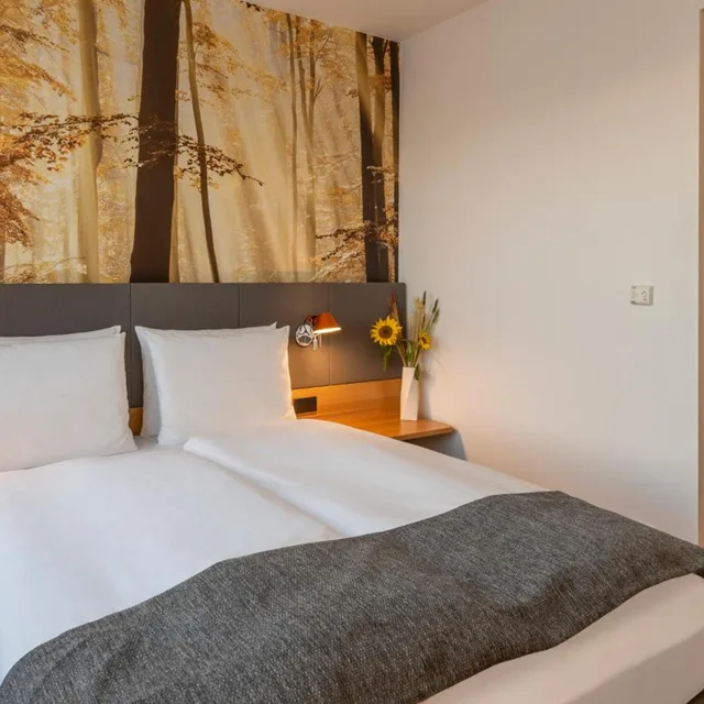غرفة قياسية بسرير كينج وسرير كوين، Holiday Inn Munich Leuchtenbergring, an IHG Hotel 5/10