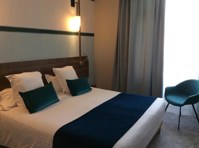 Suite, King Bed, Living Area, Balcony, Best Western Le Duguesclin 1/2