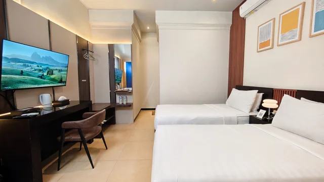 غرفة ديلوكس بسريرين منفصلين، Hotel Santoso Blora 1/3