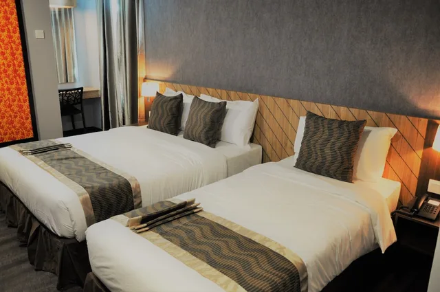 غرفة سوبيريور ثلاثية بسرير كوين وسرير فردي، Valya Hotel - Kuala Terengganu 1/5