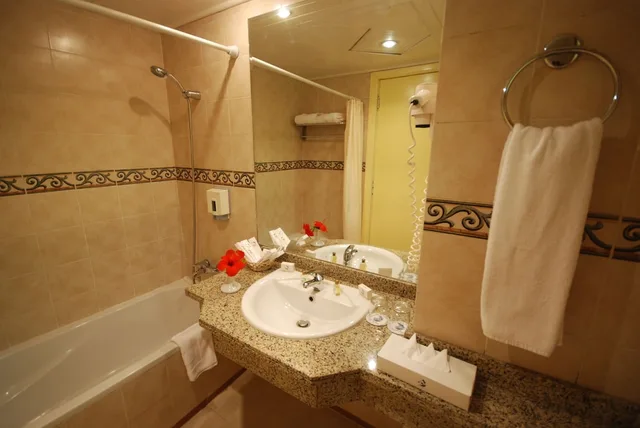 Standard, King and Twin Beds, Pool View, Dive Inn Resort 6/6