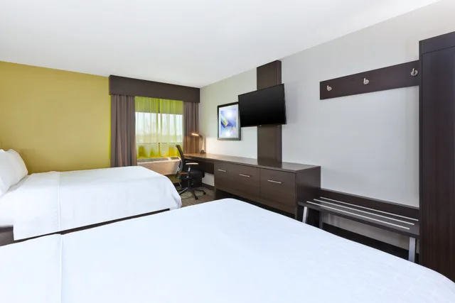 غرفة قياسية بسريرين كوين، Holiday Inn Winnipeg Airport Polo Park 2/3