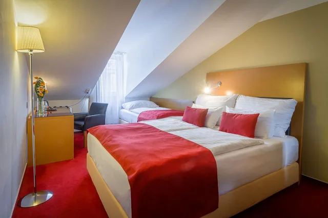 غرفة قياسية بسرير كوين وسرير فردي مع سرير إضافي، Theatrino Hotel Prague 7/10