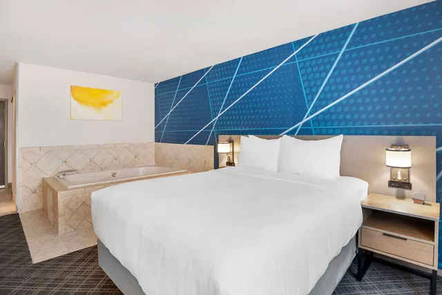 Room, Queen Bed, Comfort Inn Monticello 2/4