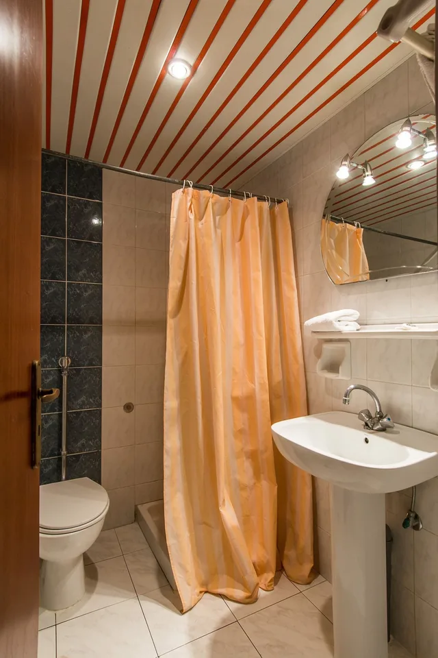 غرفة قياسية بسرير كوين، Hotel Perkes Complex 6/6