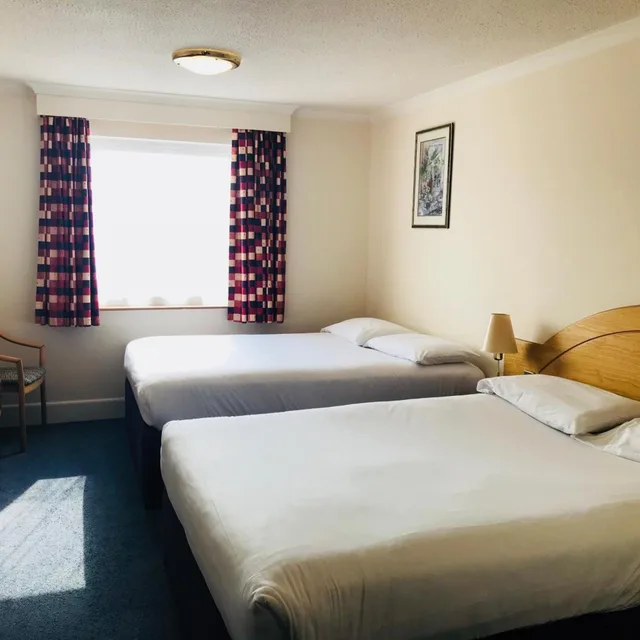 غرفة ثلاثية بسرير مزدوج وسرير فردي، Days Inn by Wyndham Watford Gap 1/5