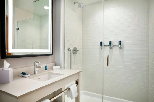 غرفة بسريرين كوين بحوض استحمام لذوي الإعاقة، Four Points By Sheraton Miami Airport 3/4