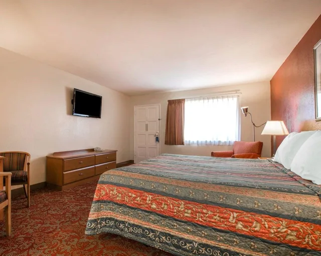 غرفة قياسية بسرير كينج لذوي الإعاقة، Rodeway Inn Fallbrook Downtown 2/3