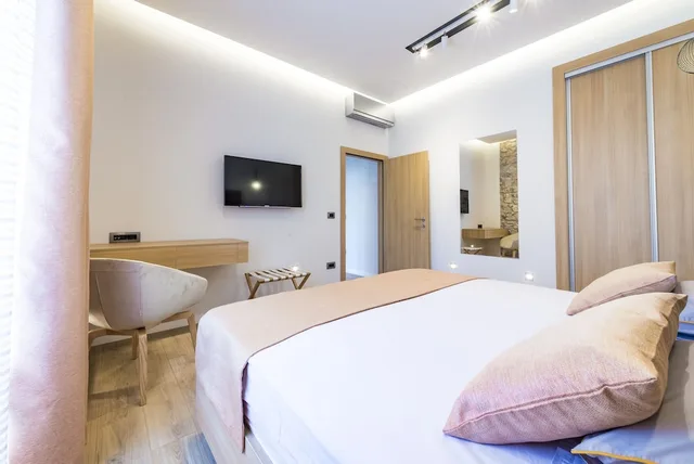شقة بسرير كوين مع أريكة، Casa Antika Suites 1/5