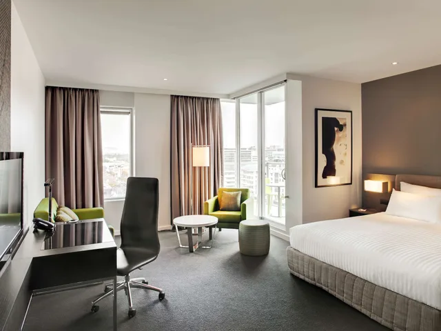 Junior Suite, King Bed, Balcony, PULLMAN ADELAIDE 3/4