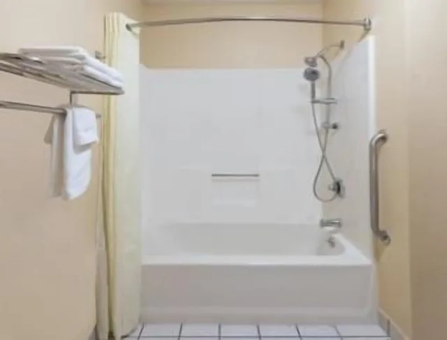 غرفة بسريرين مزدوجين، Super 8 by Wyndham Charleston/Sikeston East MO 4/5