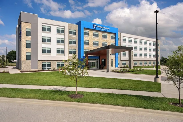 Holiday Inn Express & Suites Overland Park South, Belton, Raymore 4/50