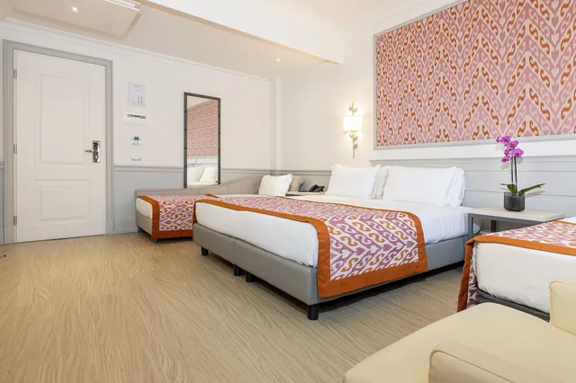 غرفة رباعية بسرير مزدوج مع أريكة، Hotel Della Conciliazione 1/3