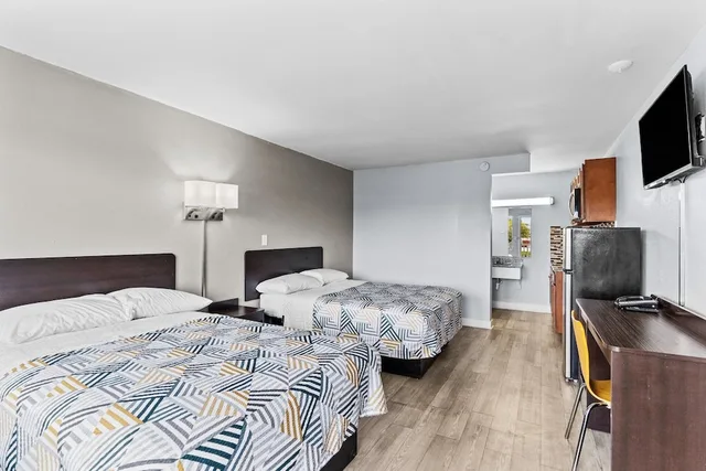 غرفة قياسية بسريرين كوين بمطبخ، Studio6 Wilmington, NC 1/10