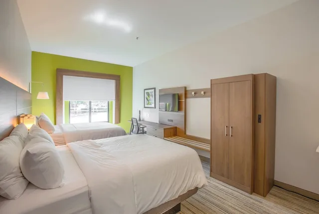 غرفة قياسية بسريرين كوين، Holiday Inn Express Hotel And Suites Gulf Shores 4/6