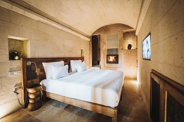 غرفة سوبيريور بسرير كينج، MILLSTONE CAVE SUITES 1/6