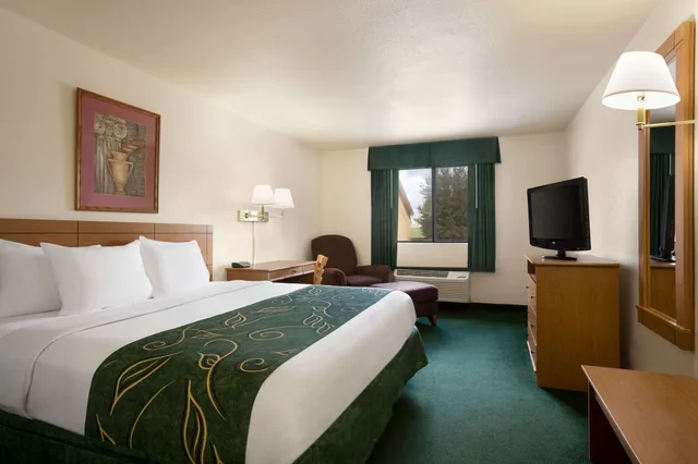 Room, King Bed, Baymont by Wyndham Hearne 2/4