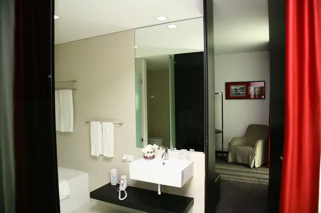 غرفة عائلية بسرير مزدوج وسريرين منفصلين، Axis Viana Business And Spa 6/6