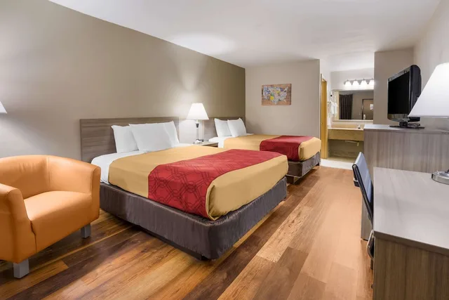Standard, 2 Queen Beds, Smoking, Econo Lodge Hendersonville 3/4