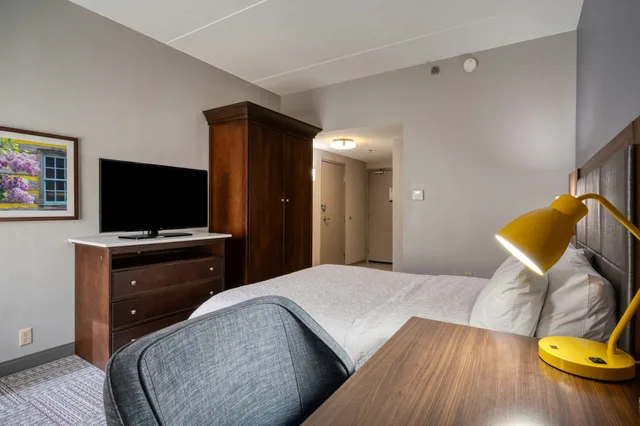 غرفة بسرير كوين لذوي الإعاقة، Hampton Inn Janesville 2/7