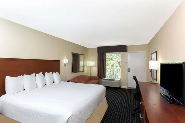 غرفة بزنس بسرير كينج، Days Inn by Wyndham Port Charlotte/Punta Gorda 1/10