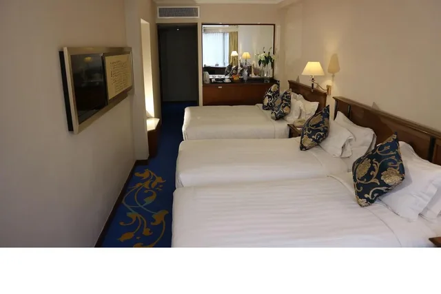 غرفة ديلوكس ثلاثية بثلاثة أسرّة بإطلالة على المدينة، The Kimberley Hotel Hong Kong 1/1