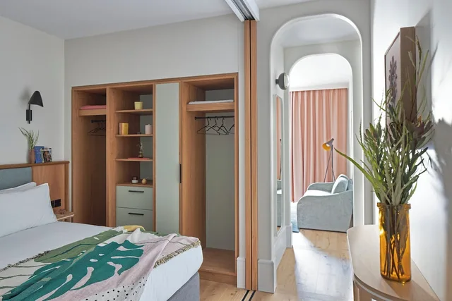 جناح بسرير كوين بغرفة نوم واحدة، Turing Locke, Eddington 4/10