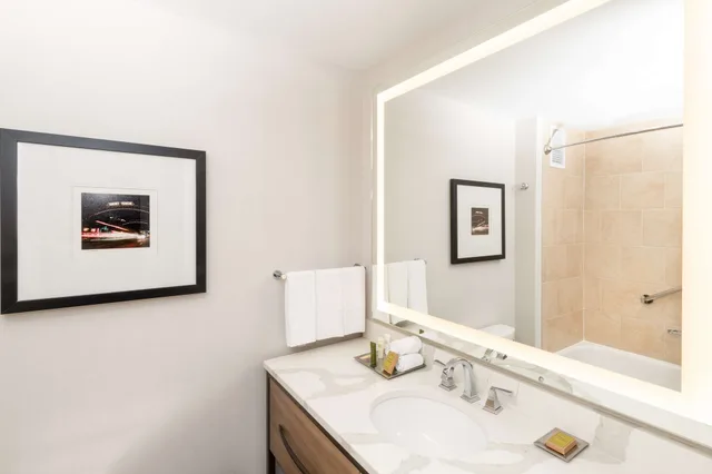 Executive, Suite, King Bed, Parlor, Sofa, Lounge Access, Accessible، Hilton Columbus Polaris 2/3