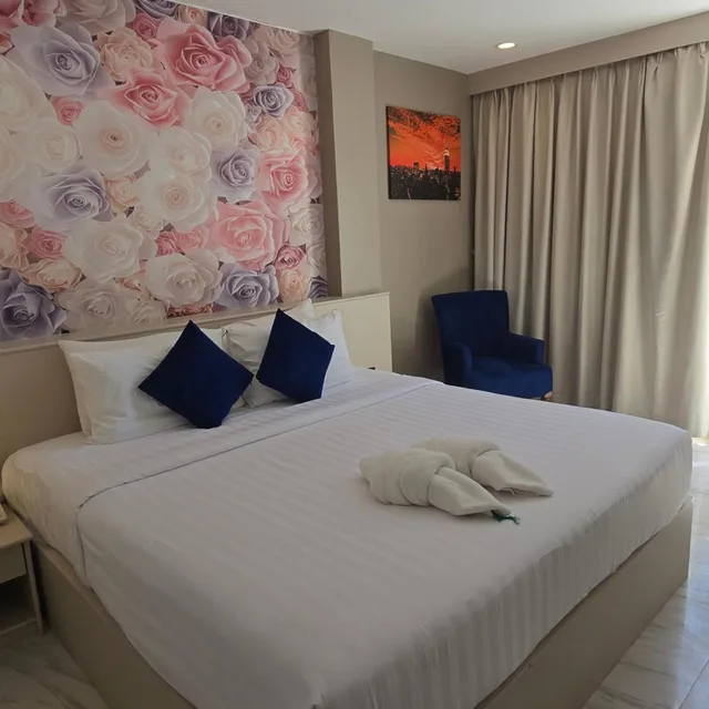 Deluxe, King Bed, Pool Access، MODERN LIVING HOTEL 3/10