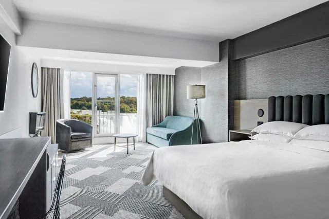 غرفة بسرير كينج، Sheraton Fallsview Hotel 1/3