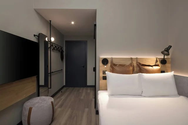 غرفة بسرير كوين، Moxy London Piccadilly Circus 1/7