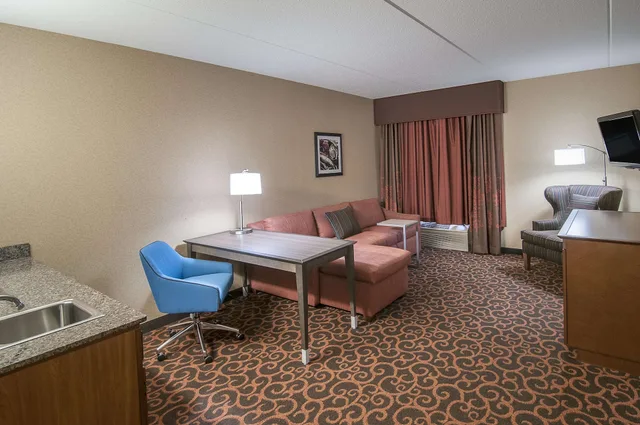 جناح تنفيذي بسرير كينج مع أريكة، Hampton Inn Deadwood At Tin Lizzie Gaming Resort Sd 9/10