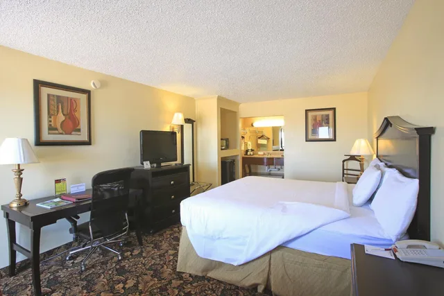 غرفة بسرير كينج للمدخنين، Plaza Inn 1/3