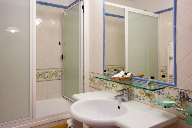 غرفة كلاسيكية رباعية بسرير مزدوج وسريرين منفصلين، Hotel Amalfi 8/10
