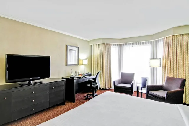 غرفة بسرير كينج في طابق منخفض، Delta Hotels By Marriott Toronto East 1/2