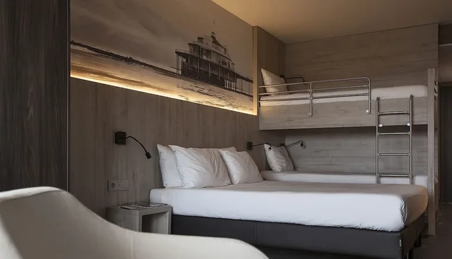 غرفة عائلية بسرير مزدوج وسريرين منفصلين، Mercure Blankenberge Station 1/8