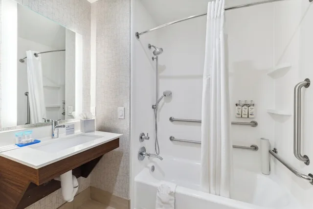 غرفة قياسية بسرير كينج بحوض استحمام لذوي الإعاقة، Hotel Fairchild 2/2