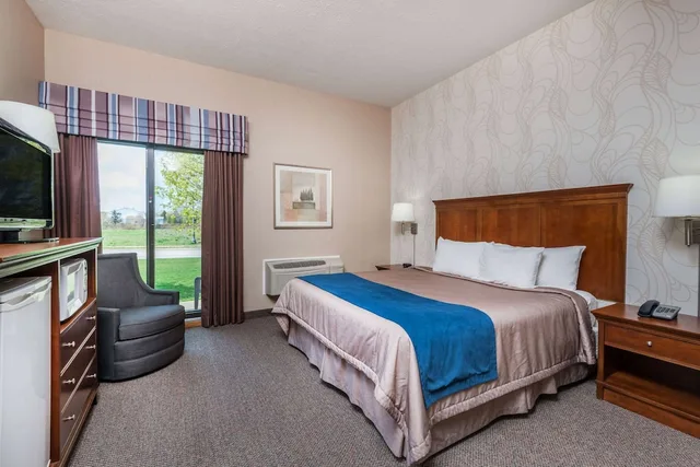 غرفة بزنس بسرير كينج بإطلالة على المتنزه في طابق مرتفع، Super 8 by Wyndham Port Elgin 2/4