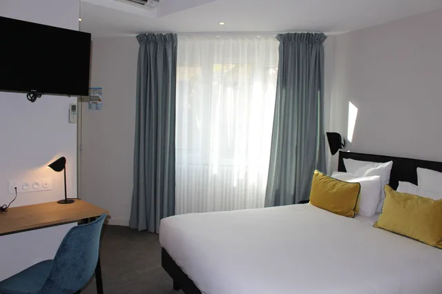 غرفة ثلاثية بسرير كوين وسرير فردي، P Tit Dej Hotel Millau La Capelle 1/2