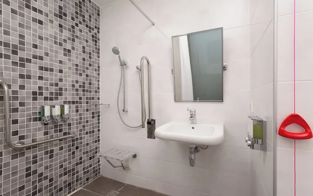 غرفة بسرير كوين لذوي الإعاقة، Hampton by Hilton Astana Triumphal Arch 4/4