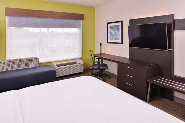 غرفة قياسية بسرير كينج لذوي الإعاقة، Holiday Inn Express and Suites - Mall of America - MSP Airport 3/10