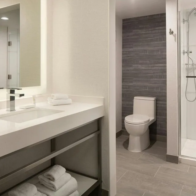 Room, King Bed, Sofa, Accessible, Las Vegas Marriott 6/10