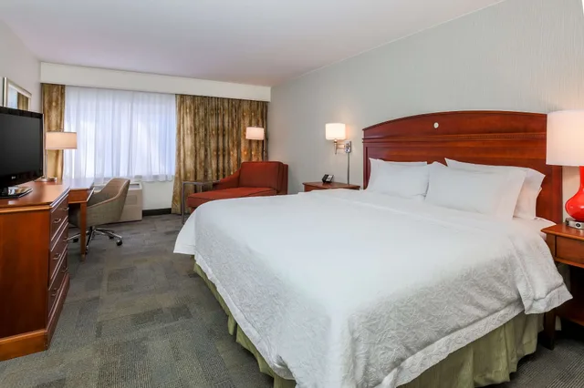 غرفة قياسية بسرير كينج بمطبخ صغير، Hampton Inn Anchorage 2/8