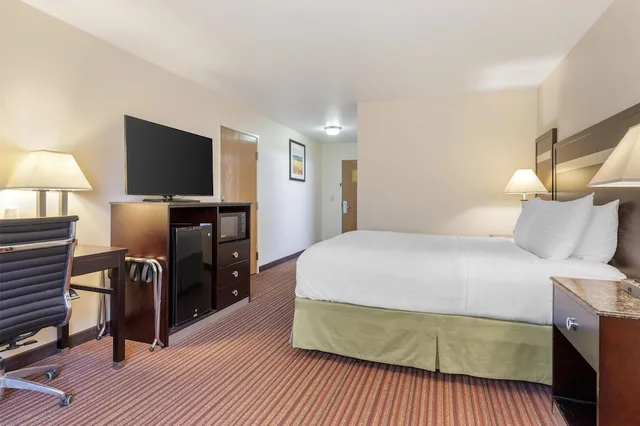 Standard, Queen Bed, Accessible, Best Western Parsons Inn 1/6