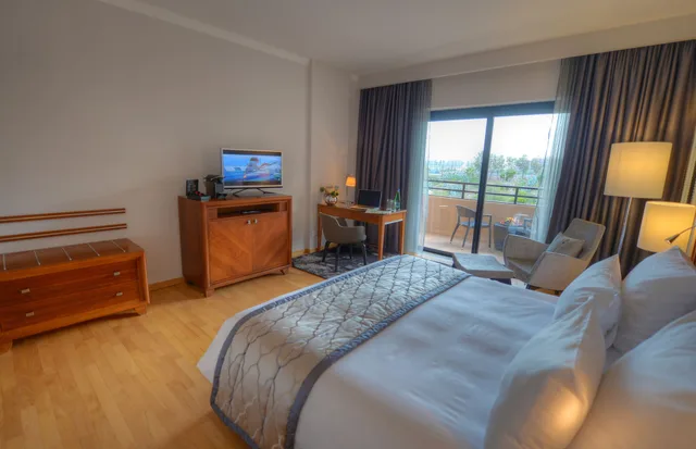غرفة عائلية بسريرين كينج بشرفة، Radisson Blu Resort Malta St Julians 1/5